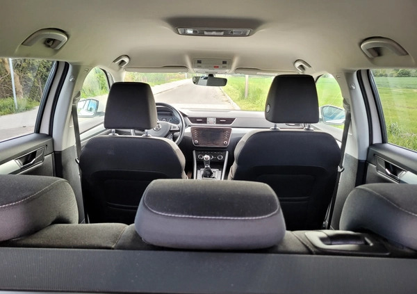 Skoda Superb cena 64900 przebieg: 211880, rok produkcji 2018 z Szczecin małe 301